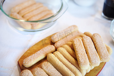 提拉米苏成分的平铺组合物：木板上的 savoiardi 饼干。
