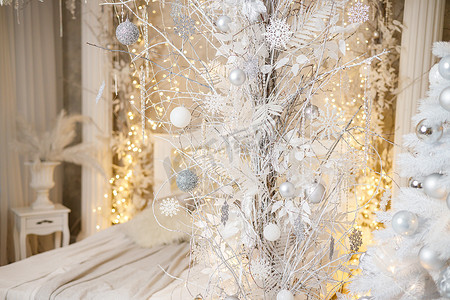 房子的内部装饰着一棵圣诞树，以迎接节日的到来。