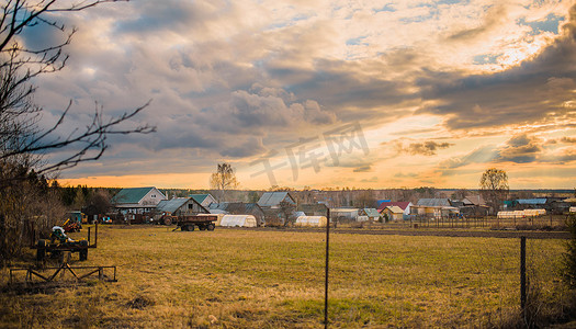 别墅乡村摄影照片_日落时的俄罗斯乡村景观
