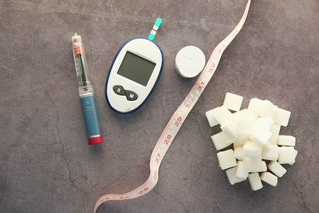 黑色背景中的糖尿病测量工具、胰岛素和方糖
