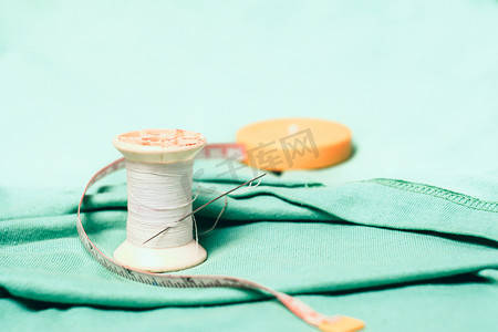 线轴和缝纫针、棉布材料上的测量带