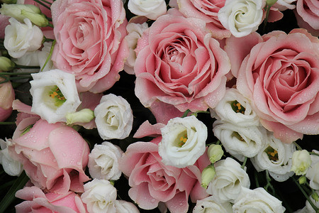 花卉婚礼装饰中的粉色和白色花朵