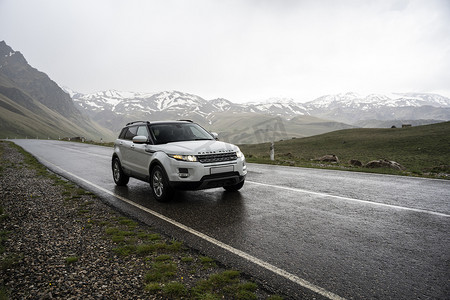 路虎揽胜极光汽车以俄罗斯北高加索山脉为背景。 
