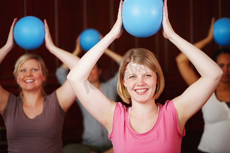 一位快乐的女人在瑜伽馆的健康和保健课程中进行普拉提、健身和训练。