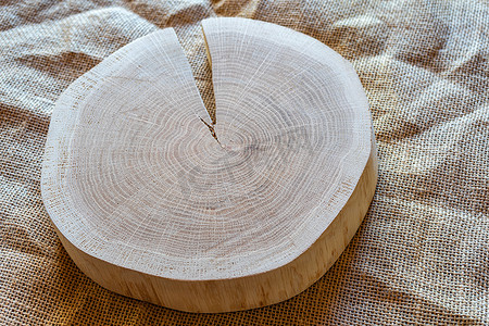 木桩年轮摄影照片_木桩，横截面，切木树干切片。