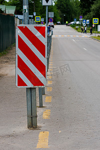 路栅栏末端的红白对角条纹标志