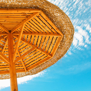 海滩伞 — 旅行、假期和暑假概念