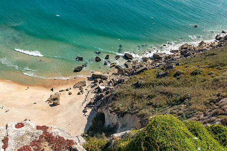 葡萄牙大西洋海岸纳扎雷旅游胜地悬崖上的岩石和沙滩