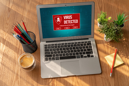 计算机屏幕上的病毒警告警报检测到流行的网络威胁
