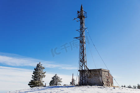 艾佩特里山顶的气象塔。