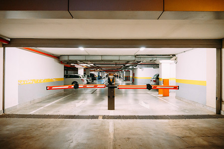 入口处有一个带停放汽车的大型地下停车场的屏障