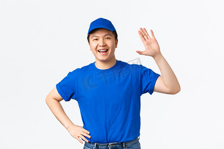 身着蓝色制服的友好亚洲男快递员微笑着挥手打招呼，向顾客致意，将购买的商品带到客户家门口。