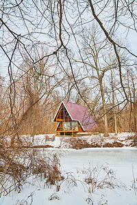 冬季结冰湖上的完美小屋度假胜地