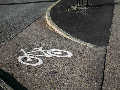 白色自行车道标志、自行车道、健康生活方式概念
