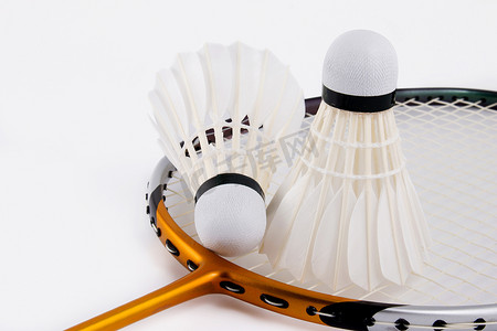 羽毛png透贴摄影照片_一套羽毛球、羽毛球拍和羽毛球隔离在白色背景。