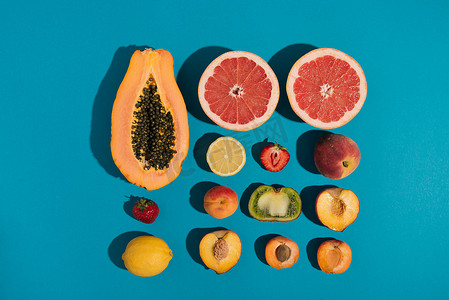 夏季水果创意摄影照片_蓝色背景中的热带夏季水果