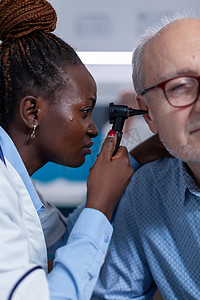 关闭医院专家使用耳镜检查退休男子