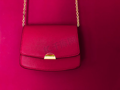 粉色时尚皮革钱包，金色细节作为设计师包和时尚配饰、女性时尚和奢华风格手提包系列