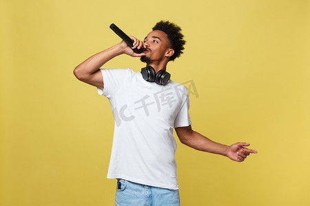年轻英俊的非洲裔美国男歌手用麦克风表演。
