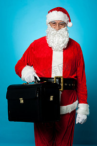 圣诞老人准备好提着公文包参观他的新办公室