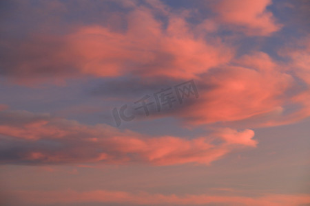 西班牙日落时的粉红云朵和美丽的天空