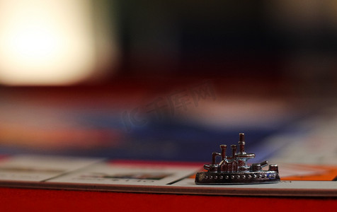 背景模糊之前的金属船游戏棋盘，英国汉普郡。