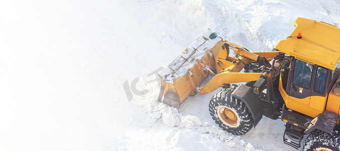 大橙色拖拉机清除路上的积雪并清理人行道