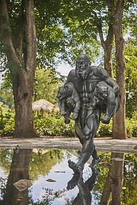 金属雕像摄影照片_丹麦奥尔堡动物园的金属雕像