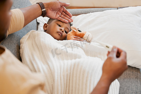 生病、流感和感冒的孩子躺在床上，因过敏而悲伤和生病，与担心的母亲一起在家中感到不适。