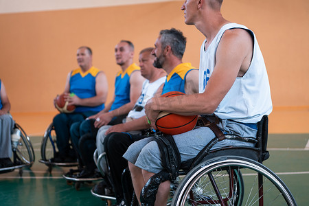 残疾人篮球队在篮球场上为残疾人提供专业运动器材的照片
