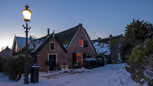 冬季荷兰乡村雪白的传统荷兰房屋