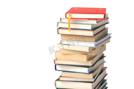 高堆的不同书籍隔离在白色背景上