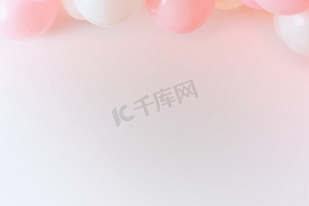 浅粉海报摄影照片_带白色和粉色气球的浅粉色涂鸦背景