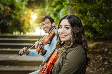 坐在外面的两位年轻中提琴手的肖像。