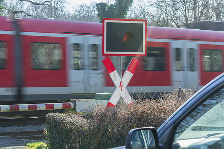 列车红绿灯摄影照片_旅客列车在铁路道口过境