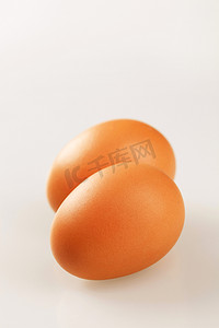 棕色带壳鸡蛋