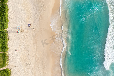 在泰国普吉岛的热带海滩上，空中无人机俯视一群快乐的人放松身心，美丽的普吉岛海滩是安达曼海著名的旅游胜地。