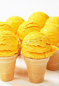 黄色甜筒冰淇淋