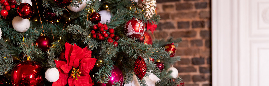 圣诞节背景与红色和白色的球、 复古装饰、 冷杉树枝、 拐杖糖、 五彩纸屑。