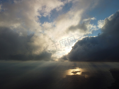 海洋模糊摄影照片_抽象空中自然夏季海洋日落大海和天空背景。