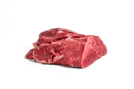 牛肉背景摄影照片_在片断的新鲜生牛肉有白色背景。