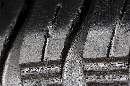 旧磨损的黑色轮胎，车轮上有许多大裂缝。