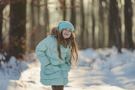 冬天森林里的女孩和绿松石色的衣服