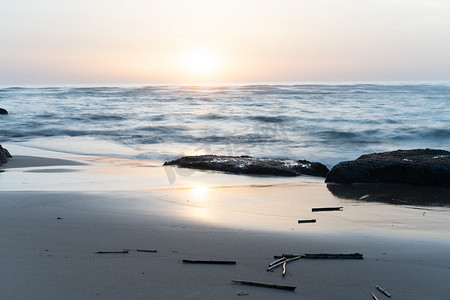 在日落的海风景，在晚上黄昏的石海岸剧烈的海洋背景