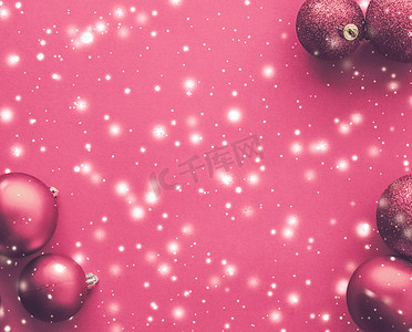 雪花小装饰摄影照片_粉红色背景中的圣诞小饰品，闪闪发光的雪花，豪华的冬季假日卡