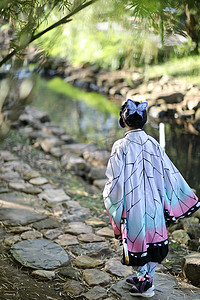 日本动漫角色扮演女孩与漫画服装与日本主题花园的肖像