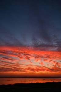 红色云摄影照片_强大的戏剧性红色夕阳天空