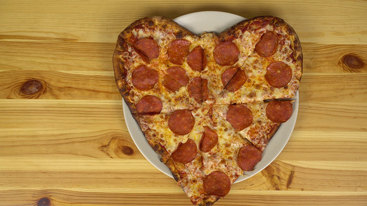 情人节的心形披萨。