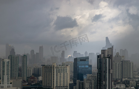 曼谷市各种摩天大楼雨后的晨景。