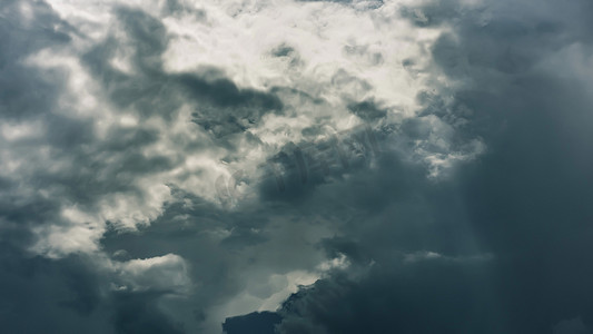 黑暗的暴风雨天空上的戏剧性云彩。